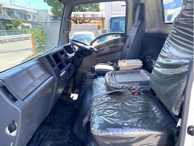 エルフトラック 　平成２１年　いすゞエルフ　散水車極東開発　ＬＨ０４－３０１Ｒ　容量　４０００Ｌ１５０馬力スペアタイヤ（24枚目）