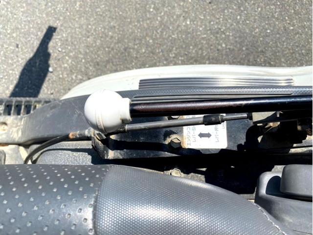 エルフトラック 　平成２１年　いすゞエルフ　散水車極東開発　ＬＨ０４－３０１Ｒ　容量　４０００Ｌ１５０馬力スペアタイヤ（28枚目）