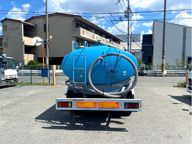 エルフトラック 　平成２１年　いすゞエルフ　散水車極東開発　ＬＨ０４－３０１Ｒ　容量　４０００Ｌ１５０馬力スペアタイヤ（32枚目）