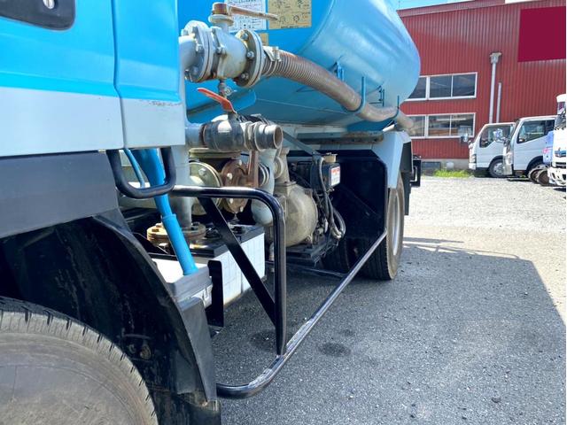 エルフトラック 　平成２１年　いすゞエルフ　散水車極東開発　ＬＨ０４－３０１Ｒ　容量　４０００Ｌ１５０馬力スペアタイヤ（33枚目）