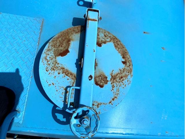 エルフトラック 　平成２１年　いすゞエルフ　散水車極東開発　ＬＨ０４－３０１Ｒ　容量　４０００Ｌ１５０馬力スペアタイヤ（41枚目）