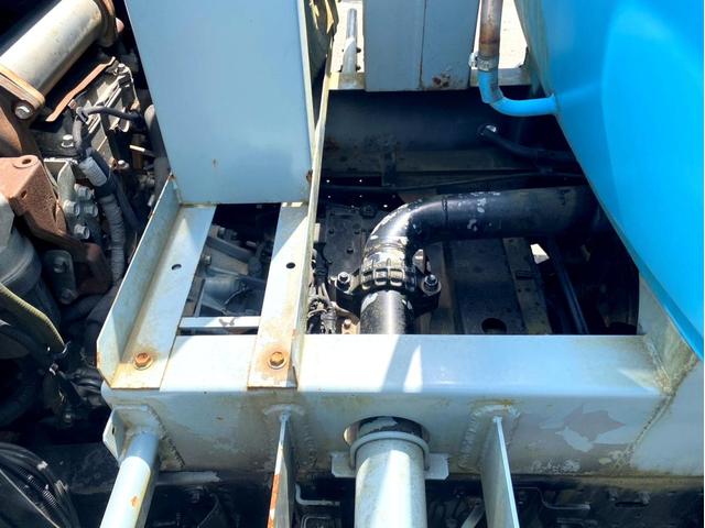 エルフトラック 　平成２１年　いすゞエルフ　散水車極東開発　ＬＨ０４－３０１Ｒ　容量　４０００Ｌ１５０馬力スペアタイヤ（42枚目）