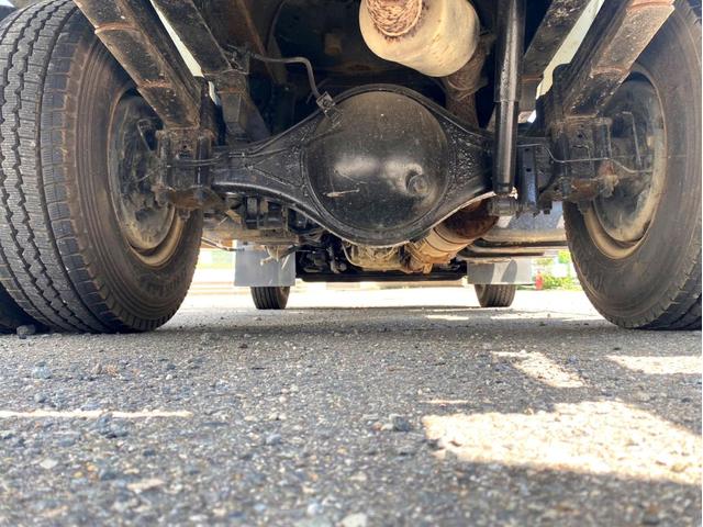 エルフトラック 　平成２１年　いすゞエルフ　散水車極東開発　ＬＨ０４－３０１Ｒ　容量　４０００Ｌ１５０馬力スペアタイヤ（43枚目）