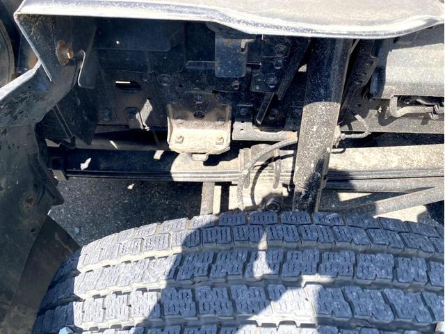 エルフトラック 　平成２１年　いすゞエルフ　散水車極東開発　ＬＨ０４－３０１Ｒ　容量　４０００Ｌ１５０馬力スペアタイヤ（46枚目）