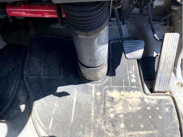 エルフトラック 　平成２１年　いすゞエルフ　散水車極東開発　ＬＨ０４－３０１Ｒ　容量　４０００Ｌ１５０馬力スペアタイヤ（52枚目）