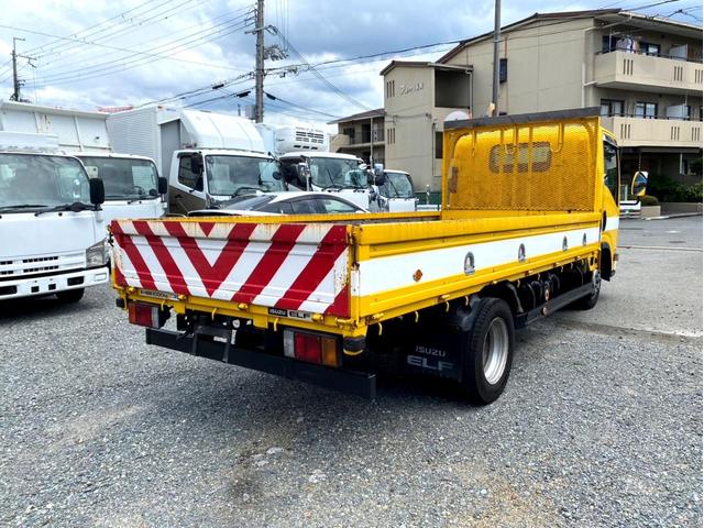 エルフトラック 　平成２１年　いすゞエルフ　平ボディ標準幅　ロング荷台内寸　：　４３６　１８０／ｃｍ　積載量　：　２０００ｋｇ準中型５ｔ未満坂道アシストＤＰＤＥＴＣスペアタイヤ（3枚目）