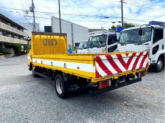 エルフトラック 　平成２１年　いすゞエルフ　平ボディ標準幅　ロング荷台内寸　：　４３６　１８０／ｃｍ　積載量　：　２０００ｋｇ準中型５ｔ未満坂道アシストＤＰＤＥＴＣスペアタイヤ（4枚目）