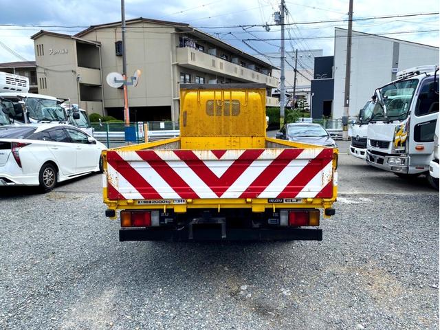 エルフトラック 　平成２１年　いすゞエルフ　平ボディ標準幅　ロング荷台内寸　：　４３６　１８０／ｃｍ　積載量　：　２０００ｋｇ準中型５ｔ未満坂道アシストＤＰＤＥＴＣスペアタイヤ（6枚目）