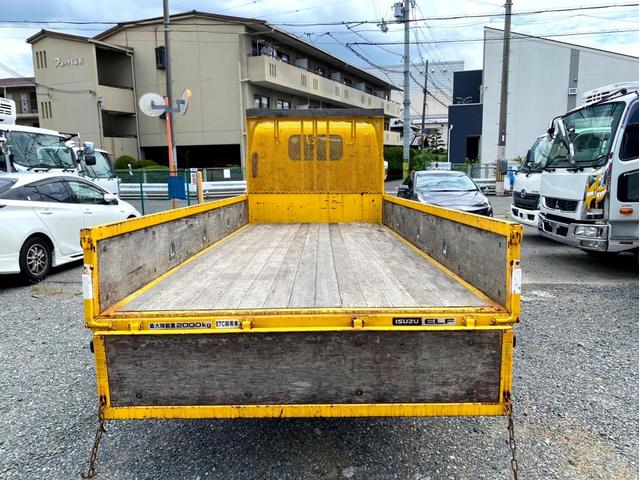 エルフトラック 　平成２１年　いすゞエルフ　平ボディ標準幅　ロング荷台内寸　：　４３６　１８０／ｃｍ　積載量　：　２０００ｋｇ準中型５ｔ未満坂道アシストＤＰＤＥＴＣスペアタイヤ（7枚目）