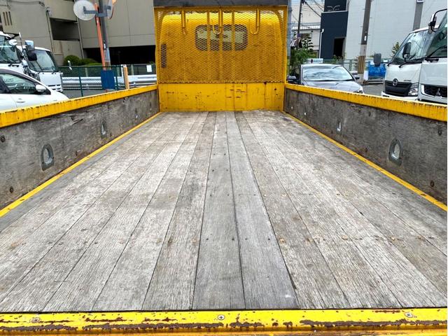 エルフトラック 　平成２１年　いすゞエルフ　平ボディ標準幅　ロング荷台内寸　：　４３６　１８０／ｃｍ　積載量　：　２０００ｋｇ準中型５ｔ未満坂道アシストＤＰＤＥＴＣスペアタイヤ（8枚目）