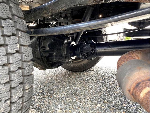 エルフトラック 　平成２１年　いすゞエルフ　平ボディ標準幅　ロング荷台内寸　：　４３６　１８０／ｃｍ　積載量　：　２０００ｋｇ準中型５ｔ未満坂道アシストＤＰＤＥＴＣスペアタイヤ（13枚目）