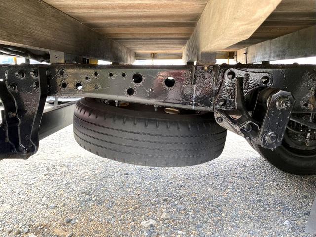 エルフトラック 　平成２１年　いすゞエルフ　平ボディ標準幅　ロング荷台内寸　：　４３６　１８０／ｃｍ　積載量　：　２０００ｋｇ準中型５ｔ未満坂道アシストＤＰＤＥＴＣスペアタイヤ（14枚目）