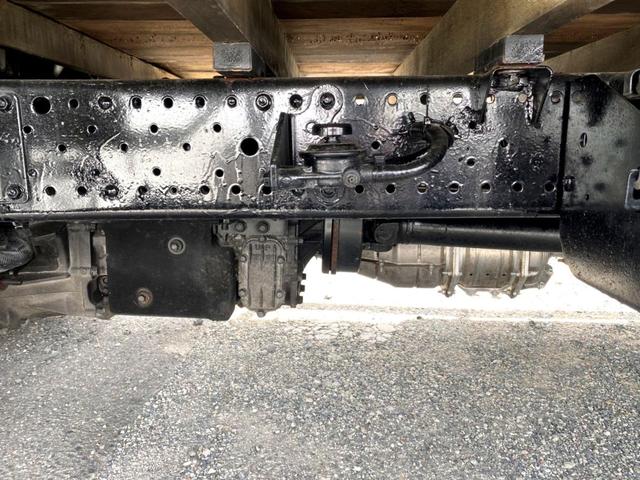 エルフトラック 　平成２１年　いすゞエルフ　平ボディ標準幅　ロング荷台内寸　：　４３６　１８０／ｃｍ　積載量　：　２０００ｋｇ準中型５ｔ未満坂道アシストＤＰＤＥＴＣスペアタイヤ（15枚目）