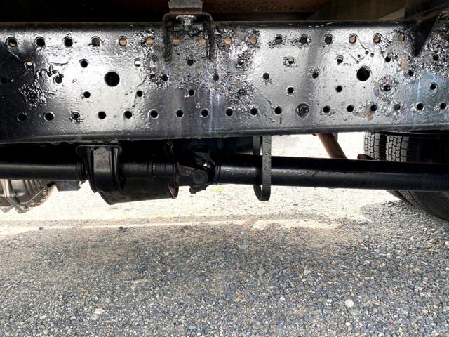 エルフトラック 　平成２１年　いすゞエルフ　平ボディ標準幅　ロング荷台内寸　：　４３６　１８０／ｃｍ　積載量　：　２０００ｋｇ準中型５ｔ未満坂道アシストＤＰＤＥＴＣスペアタイヤ（16枚目）