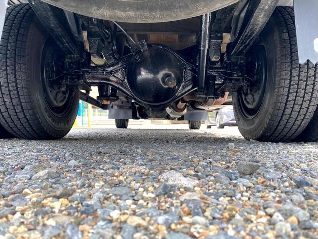 エルフトラック 　平成２１年　いすゞエルフ　平ボディ標準幅　ロング荷台内寸　：　４３６　１８０／ｃｍ　積載量　：　２０００ｋｇ準中型５ｔ未満坂道アシストＤＰＤＥＴＣスペアタイヤ（20枚目）