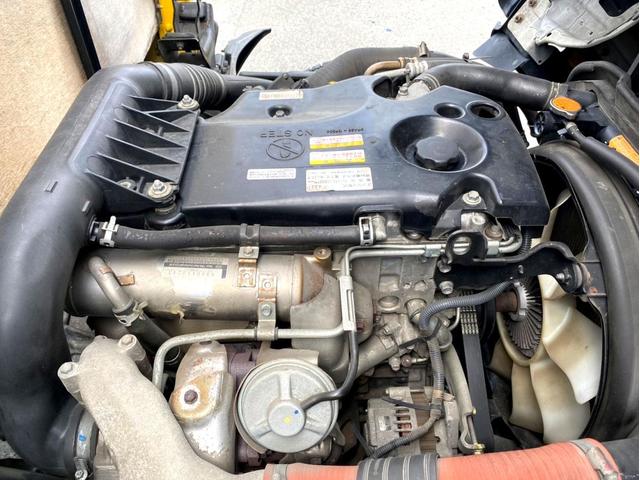 エルフトラック 　平成２１年　いすゞエルフ　平ボディ標準幅　ロング荷台内寸　：　４３６　１８０／ｃｍ　積載量　：　２０００ｋｇ準中型５ｔ未満坂道アシストＤＰＤＥＴＣスペアタイヤ（25枚目）