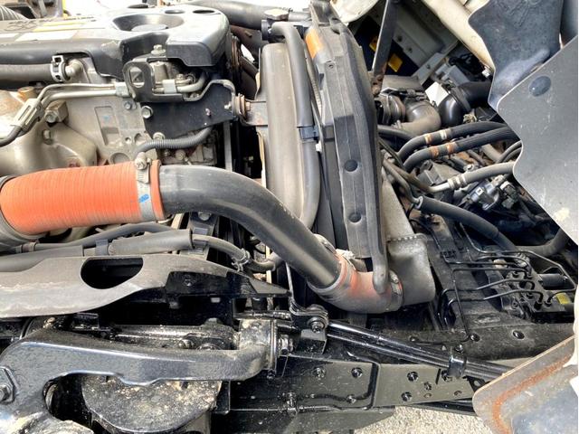 エルフトラック 　平成２１年　いすゞエルフ　平ボディ標準幅　ロング荷台内寸　：　４３６　１８０／ｃｍ　積載量　：　２０００ｋｇ準中型５ｔ未満坂道アシストＤＰＤＥＴＣスペアタイヤ（26枚目）