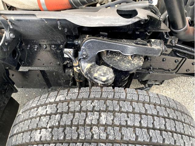 エルフトラック 　平成２１年　いすゞエルフ　平ボディ標準幅　ロング荷台内寸　：　４３６　１８０／ｃｍ　積載量　：　２０００ｋｇ準中型５ｔ未満坂道アシストＤＰＤＥＴＣスペアタイヤ（28枚目）