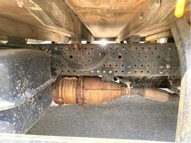 エルフトラック 　平ボディ　ワイドロング　１５０馬力　荷台内寸：４５０　２０７／ｃｍ　最大積載量：２０００ｋｇ　準中型５ｔ未満　ＥＴＣ　スペアタイヤ（11枚目）