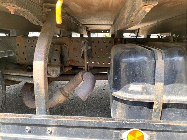 エルフトラック 　平ボディ　ワイドロング　１５０馬力　荷台内寸：４５０　２０７／ｃｍ　最大積載量：２０００ｋｇ　準中型５ｔ未満　ＥＴＣ　スペアタイヤ（12枚目）