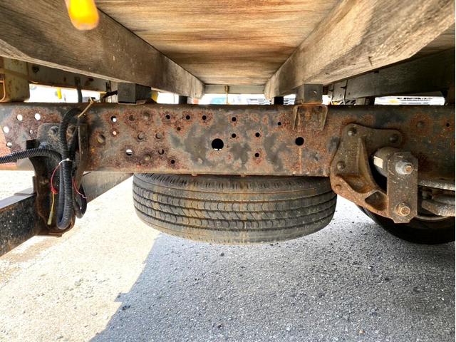 エルフトラック 　平ボディ　ワイドロング　１５０馬力　荷台内寸：４５０　２０７／ｃｍ　最大積載量：２０００ｋｇ　準中型５ｔ未満　ＥＴＣ　スペアタイヤ（14枚目）