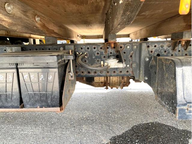 エルフトラック 　平ボディ　ワイドロング　１５０馬力　荷台内寸：４５０　２０７／ｃｍ　最大積載量：２０００ｋｇ　準中型５ｔ未満　ＥＴＣ　スペアタイヤ（15枚目）