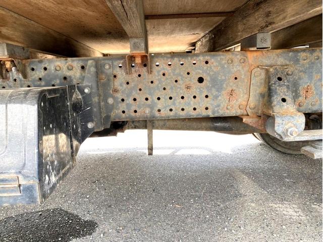 エルフトラック 　平ボディ　ワイドロング　１５０馬力　荷台内寸：４５０　２０７／ｃｍ　最大積載量：２０００ｋｇ　準中型５ｔ未満　ＥＴＣ　スペアタイヤ（16枚目）