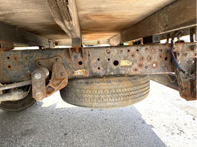 エルフトラック 　平ボディ　ワイドロング　１５０馬力　荷台内寸：４５０　２０７／ｃｍ　最大積載量：２０００ｋｇ　準中型５ｔ未満　ＥＴＣ　スペアタイヤ（18枚目）