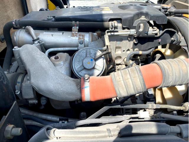 エルフトラック 　平ボディ　ワイドロング　１５０馬力　荷台内寸：４５０　２０７／ｃｍ　最大積載量：２０００ｋｇ　準中型５ｔ未満　ＥＴＣ　スペアタイヤ（28枚目）