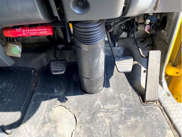 エルフトラック 　平ボディ　ワイドロング　１５０馬力　荷台内寸：４５０　２０７／ｃｍ　最大積載量：２０００ｋｇ　準中型５ｔ未満　ＥＴＣ　スペアタイヤ（44枚目）