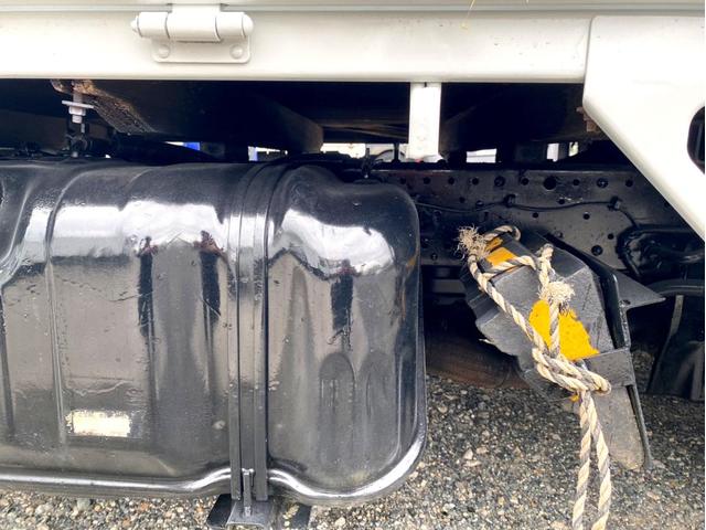 エルフトラック 　２ｔ　平ボディ　１０尺　荷台鉄板　１５０馬力　ＥＴＣ　準中型５ｔ未満　全塗装済　スペアタイヤ（11枚目）