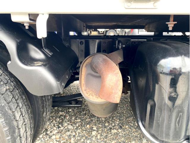 エルフトラック 　２ｔ　平ボディ　１０尺　荷台鉄板　１５０馬力　ＥＴＣ　準中型５ｔ未満　全塗装済　スペアタイヤ（12枚目）