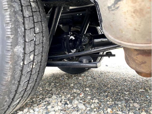 エルフトラック 　２ｔ　平ボディ　１０尺　荷台鉄板　１５０馬力　ＥＴＣ　準中型５ｔ未満　全塗装済　スペアタイヤ（13枚目）