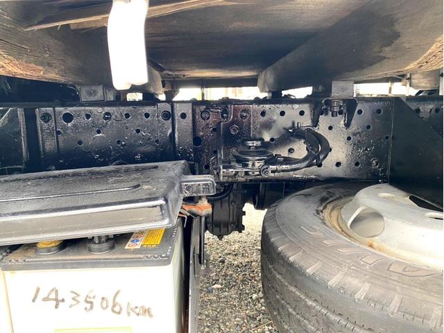 エルフトラック 　２ｔ　平ボディ　１０尺　荷台鉄板　１５０馬力　ＥＴＣ　準中型５ｔ未満　全塗装済　スペアタイヤ（15枚目）