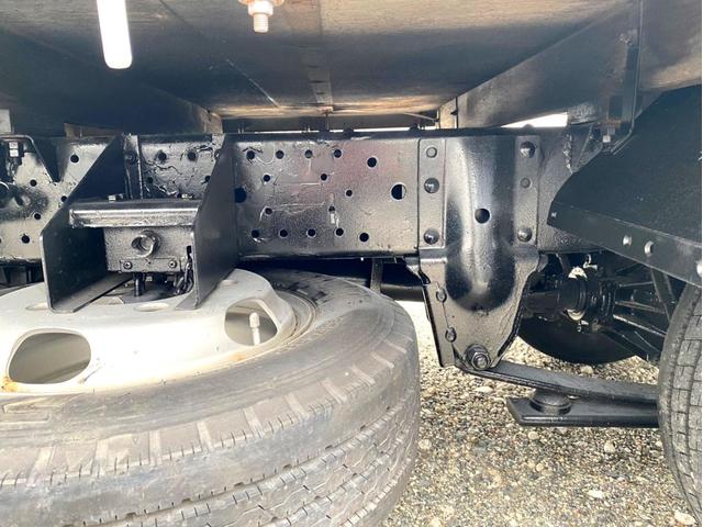 エルフトラック 　２ｔ　平ボディ　１０尺　荷台鉄板　１５０馬力　ＥＴＣ　準中型５ｔ未満　全塗装済　スペアタイヤ（16枚目）