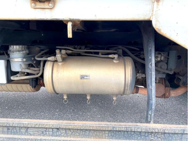 ファイター 　平成１７年　三菱ふそうファイター　平ボディ荷台鉄板荷台内寸　：　５７６　２１５／ｃｍ　積載量　：　３８５０ｋｇ２１０馬力スペアタイヤ（11枚目）