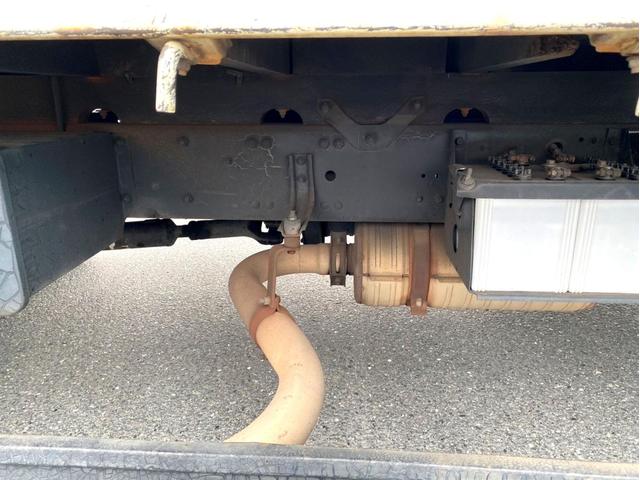 ファイター 　平成１７年　三菱ふそうファイター　平ボディ荷台鉄板荷台内寸　：　５７６　２１５／ｃｍ　積載量　：　３８５０ｋｇ２１０馬力スペアタイヤ（12枚目）