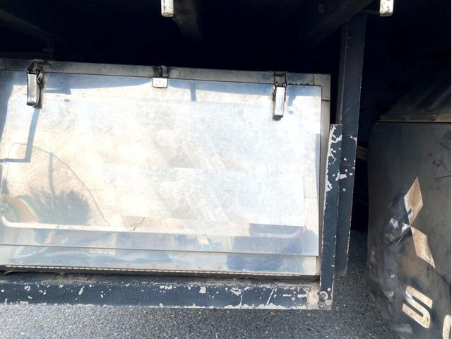ファイター 　平成１７年　三菱ふそうファイター　平ボディ荷台鉄板荷台内寸　：　５７６　２１５／ｃｍ　積載量　：　３８５０ｋｇ２１０馬力スペアタイヤ（14枚目）