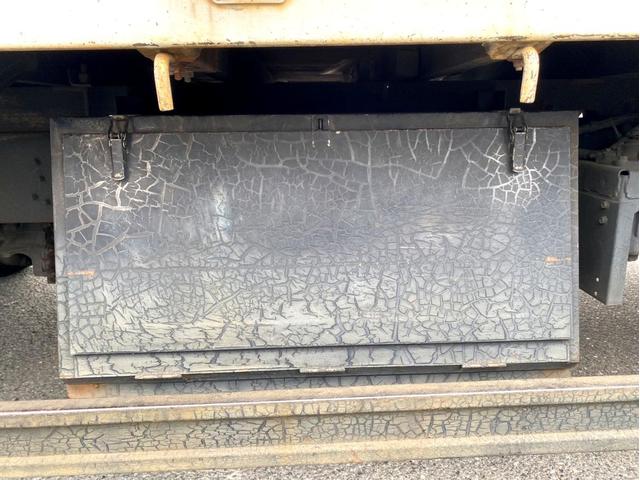 ファイター 　平成１７年　三菱ふそうファイター　平ボディ荷台鉄板荷台内寸　：　５７６　２１５／ｃｍ　積載量　：　３８５０ｋｇ２１０馬力スペアタイヤ（15枚目）