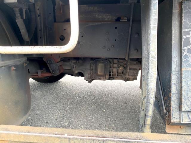 ファイター 　平成１７年　三菱ふそうファイター　平ボディ荷台鉄板荷台内寸　：　５７６　２１５／ｃｍ　積載量　：　３８５０ｋｇ２１０馬力スペアタイヤ（16枚目）