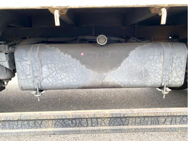 ファイター 　平成１７年　三菱ふそうファイター　平ボディ荷台鉄板荷台内寸　：　５７６　２１５／ｃｍ　積載量　：　３８５０ｋｇ２１０馬力スペアタイヤ（17枚目）