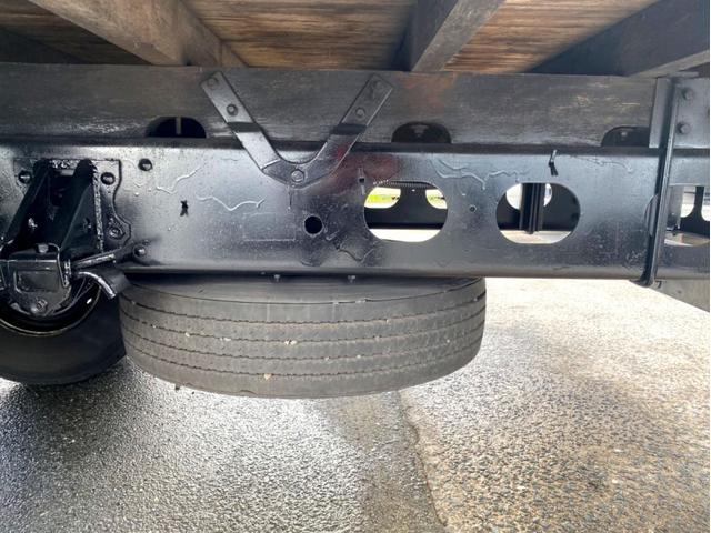 フォワード 　平ボディ　クレーン付　タダノ４段クレーン　ＥＳ２４０４　フックイン　２．９３ｔ吊　荷台内寸：５４８　２１７／ｃｍ　最大積載量：２９００ｋｇ　全塗装済　スペアタイアヤ（27枚目）