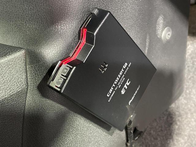 ノート Ｘ　ＤＩＧ－Ｓ　純正ＳＤナビ　バックカメラ　禁煙車　スマートキー　ＥＴＣ　Ｂｌｕｅｔｏｏｔｈ　地デジ　電動格納ミラー　アイドリングストップ　プライバシーガラス　衝突安全ボディ（6枚目）