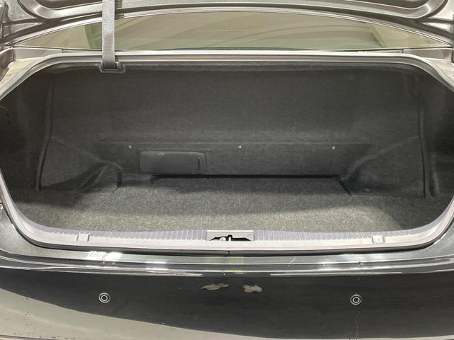 クラウンハイブリッド アスリートＧ　メーカーナビ　サンルーフ　バックカメラ　衝突被害軽減システム　禁煙車　電動リアゲート　レザーシート　前席シートエアコン　コーナーセンサー　スマートキー　ＨＩＤヘッド　ビルトインＥＴＣ　クルコン（10枚目）