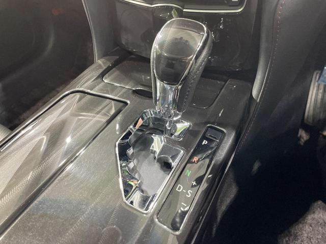 クラウンハイブリッド アスリートＧ　メーカーナビ　サンルーフ　バックカメラ　衝突被害軽減システム　禁煙車　電動リアゲート　レザーシート　前席シートエアコン　コーナーセンサー　スマートキー　ＨＩＤヘッド　ビルトインＥＴＣ　クルコン（24枚目）