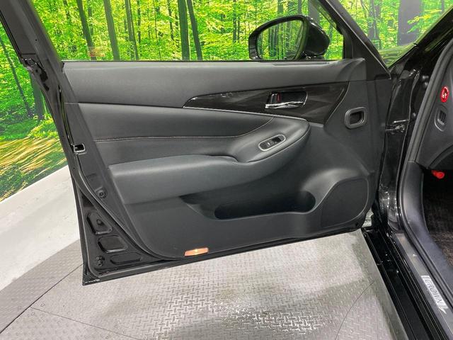 クラウンハイブリッド アスリートＧ　メーカーナビ　サンルーフ　バックカメラ　衝突被害軽減システム　禁煙車　電動リアゲート　レザーシート　前席シートエアコン　コーナーセンサー　スマートキー　ＨＩＤヘッド　ビルトインＥＴＣ　クルコン（31枚目）