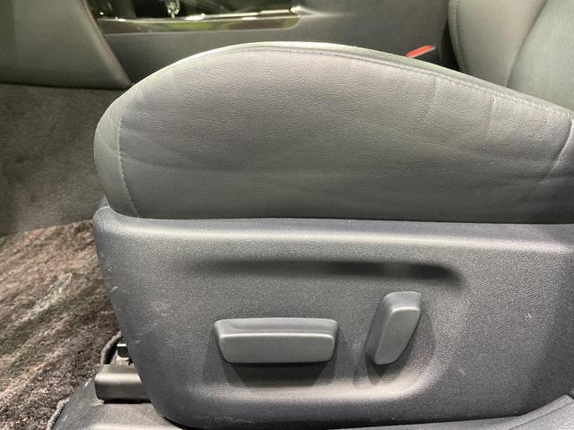 クラウンハイブリッド アスリートＧ　メーカーナビ　サンルーフ　バックカメラ　衝突被害軽減システム　禁煙車　電動リアゲート　レザーシート　前席シートエアコン　コーナーセンサー　スマートキー　ＨＩＤヘッド　ビルトインＥＴＣ　クルコン（34枚目）