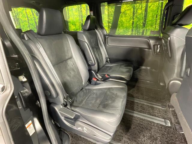 ヴォクシー ＺＳ　煌ＩＩＩ　両側電動ドア　純正ＳＤナビ　後席モニター　バックカメラ　衝突被害軽減システム　禁煙車　ハーフレザーシート　コーナーセンサー　スマートキー　ＬＥＤヘッド　ビルトインＥＴＣ　クルコン（8枚目）