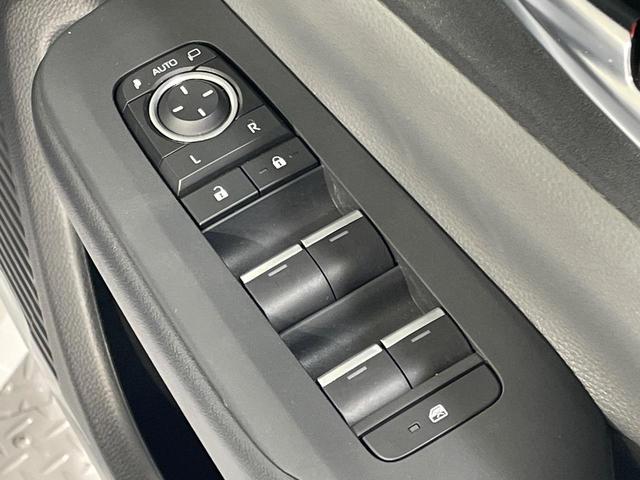 プリウス Ｚ　１２．３インチディスプレイ　全周囲カメラ　デジタルインナーミラー　レーダークルーズコントロール　メモリー機能付パワーシート　ステアリングヒーター　パワーバックドア　ＥＴＣ２．０　スマートキー　禁煙車（46枚目）