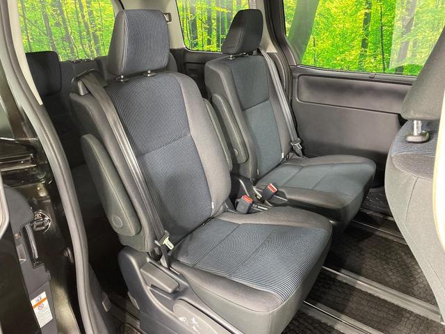 ヴォクシー Ｘ　電動スライドドア　純正ＳＤナビ　バックカメラ　衝突被害軽減システム　コーナーセンサー　スマートキー　ＬＥＤヘッド　ＥＴＣ２．０　クルコン　純正１５インチアルミ　オートハイビーム　　オートライト（9枚目）